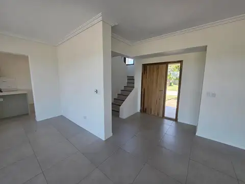 Casa en Alquiler con 2 cocheras