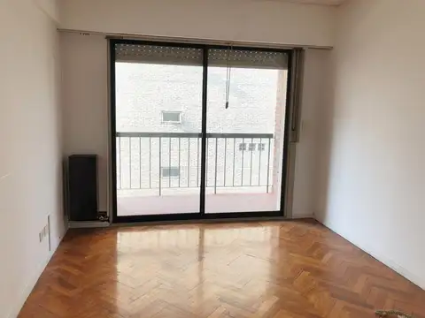 Dos ambientes c/ cochera •  Belgrano • La Pampa 831