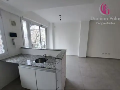 HERMOSO MONOAMBIENTE, AL FRENTE CON BALCON