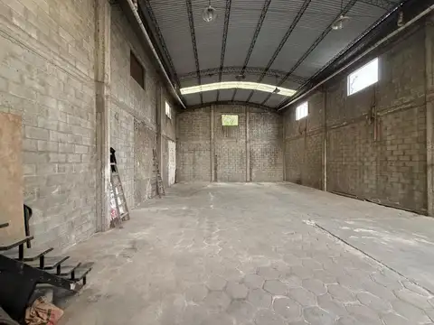 GALPÓN EN ALQUILER EN VILLA SOLDATI ? 10 X 22 M ? TECHO PARABÓLICO ? OFICINA ? EXCELENTE UBICACIÓN