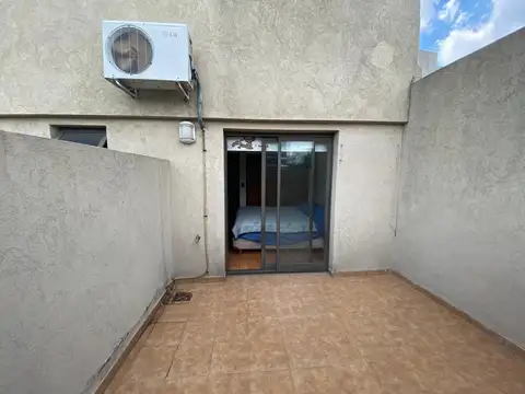 Cnel. Salvadores al 1500. Barracas. Depto. 4 ambientes con patio y espacio guradacoche.