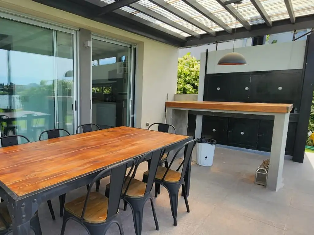 Austria Norte 1200 - 4 dormitorios con cochera