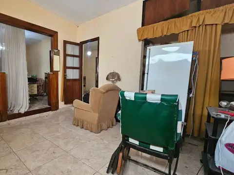 Casa 8 ambientes con 2 baños