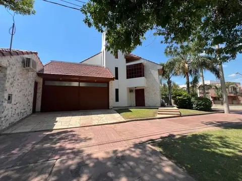 Casa en Venta con 2 cocheras