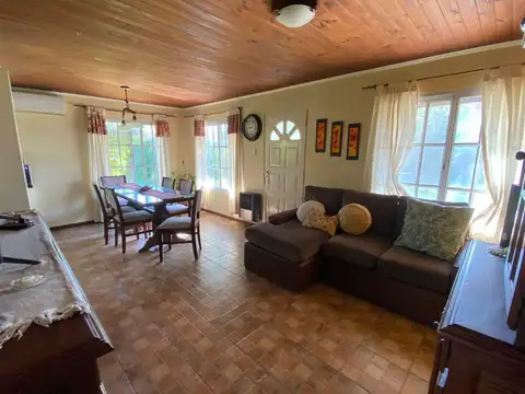 Casa 6 ambientes con 2 baños