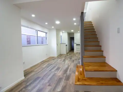 Depto Tipo Casa en Venta en Bernal Oeste, USD 105.000