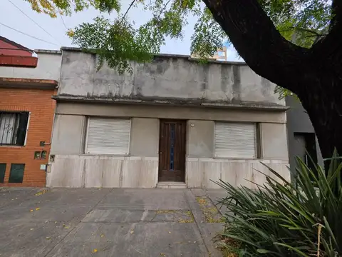 casa antigua sobre lote de 8,66x24 toda en bajos ptio y tza