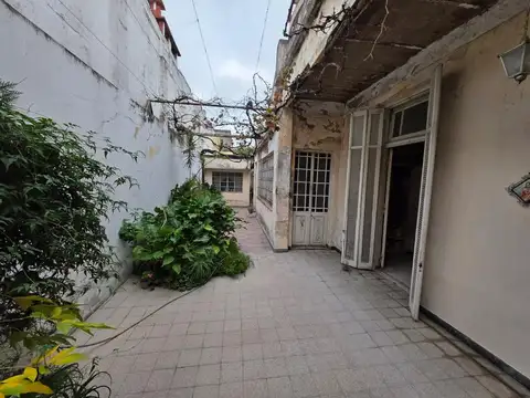 casa antigua sobre lote de 8,66x24 toda en bajos ptio y tza