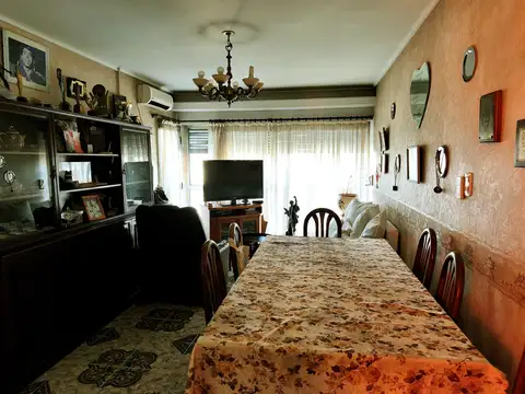DEPARTAMENTO 3 AMBIENT CON BALCÓN AL FRENTE -TOTAL 72M2. OPCION COCHERA. AV. MITRE 1800 AVELLANEDA.