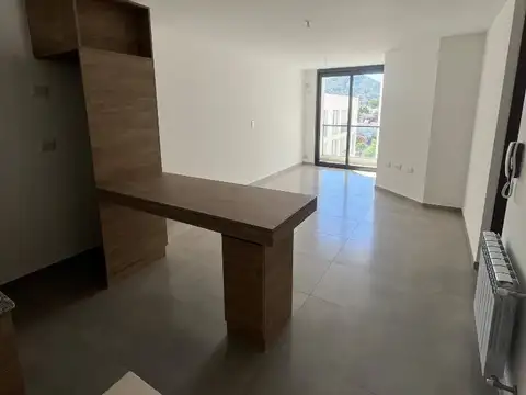 Jose Hernandez 100, Piso 1