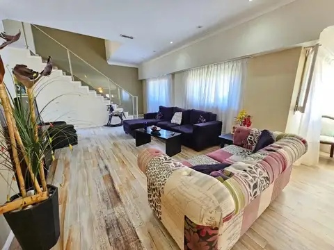 Casa en Venta con 3 cocheras