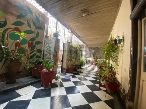 Venta de Casa 5 ambientes con patio, terraza y local al frente.