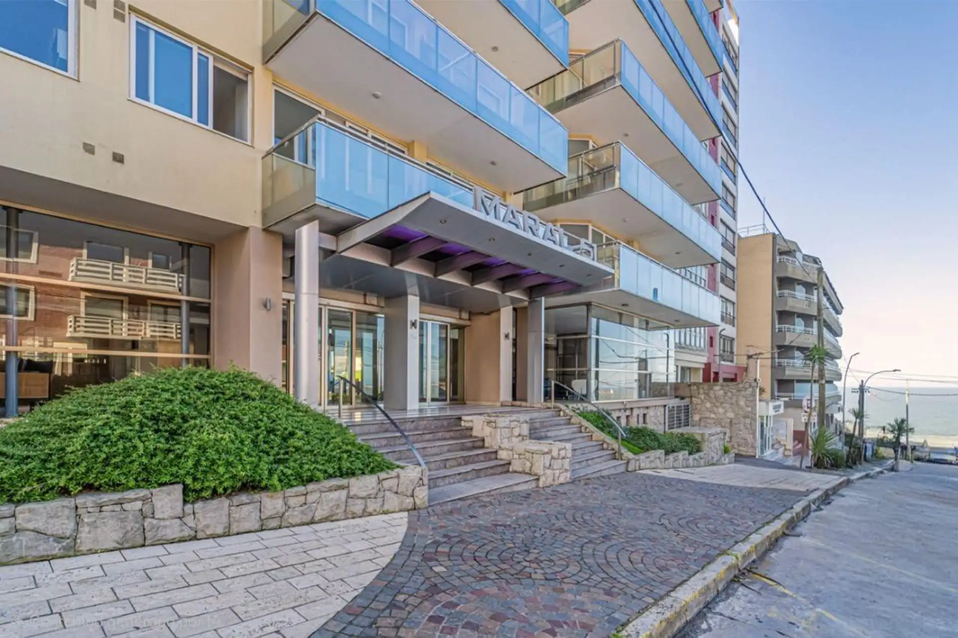 Depto semipiso 4 amb con dependencia 230m² con cochera y pileta — Playa Chica