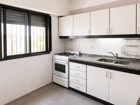 OPORTUNIDAD VENTA TRIPLEX RAMOS MEJIA CON COCHERA Y PATIO
