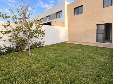 Espectacular Dúplex de 3 Dorm. en Alquiler – Claros del Bosque/village (Seguridad y Amenities)