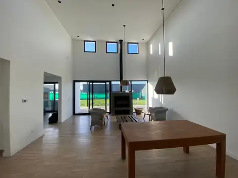 Casa 4 ambientes con 3 baños