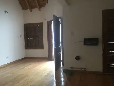 Casa en Alquiler con 3 cocheras