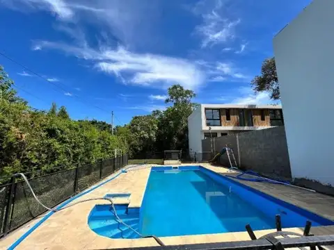 CHALET 5 AMBIENTES 2 PLANTAS FONDO QUINCHO PISCINA