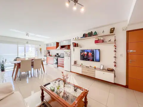 Depto 2 amb al frente con Balcón   Cochera muy amplia y baulera Zona Aldrey