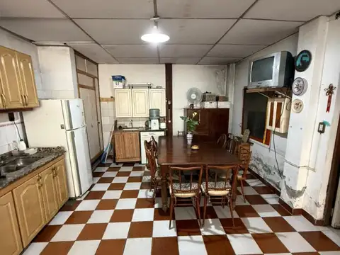 Casa 7 ambientes con 2 baños
