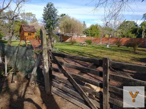Casa en venta - 2 dormitorios 1 baño 3 cocheras - 1800mts2 - Los Hornos [FINANCIADA]