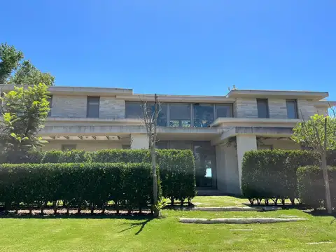 Casa en venta sobre el golf, Pilara, La Diligencia -Urdapilleta Propiedades