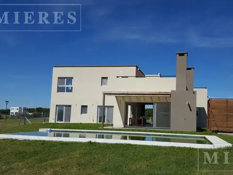 Casa 5 ambientes con 4 baños