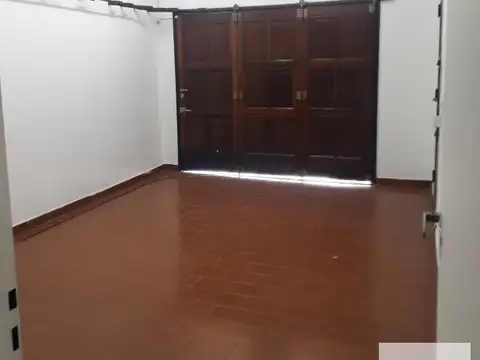 Casa en venta - 4 dormitorios 2 baños - patio y parrilla - 180mts2 - Quilmes Oeste