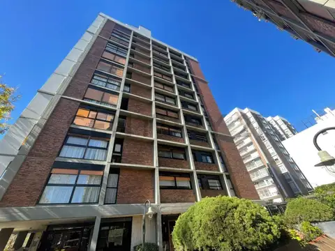 Venta departamento 5 ambientes con dependencia y cochera.