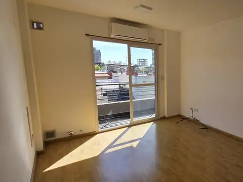 EXCELENTE DEPARTAMENTO 2 AMBIENTES CON BALCÓN A LA CALLE, SUPER LUMINOSO  