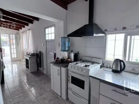 Venta casa de 1 dormitorio, garaje y patio, Berisso