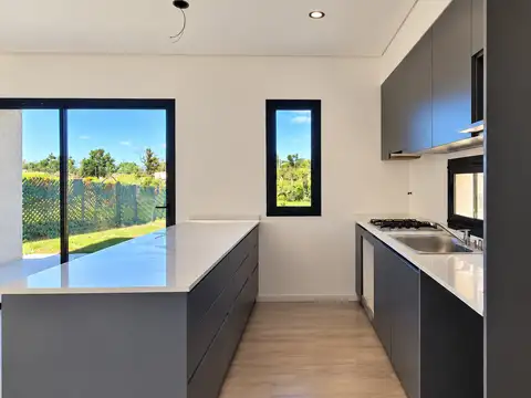 Casa 4 ambientes con 2 baños
