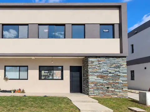 Duplex de 4 ambientes con jardín y galería en Spring Park - Pilar