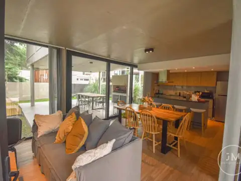 Casa 4 ambientes con 2 baños