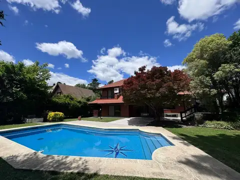 Venta de casa con pileta en dos plantas en Mapuche
