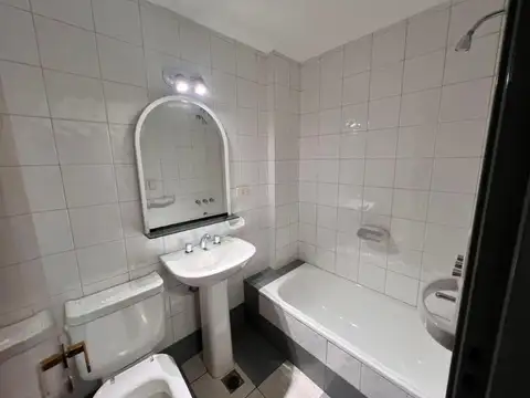 Almirante Guillermo Brown 900, Piso pb