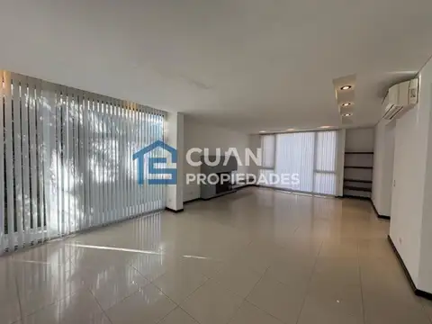 Casa en Alquiler con 4 cocheras