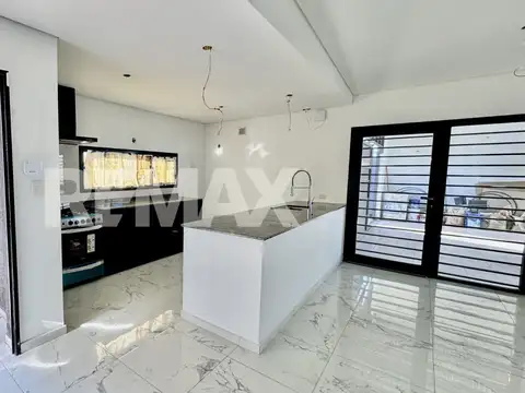 EN VENTA CASA 3 DORM. EN PB A ESTRENAR APTA CRED