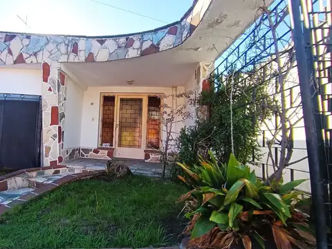 VENTA CASA 3 AMBIENTES CON PILETA EN LOMA HERMOSA