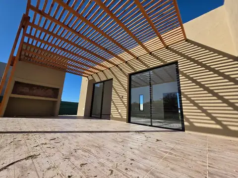 CASA 4 AMBIENTES BARRIO CERRADO LOS JUNCOS LUJÁN