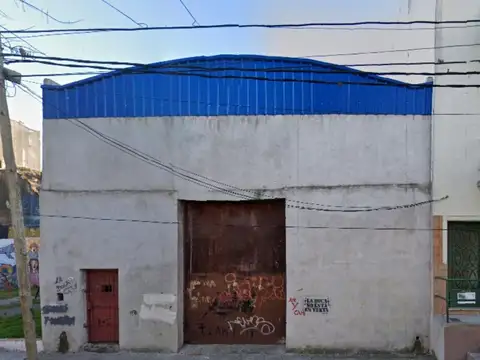 DEPOSITO CON ENTRADA PARA CAMIONES 