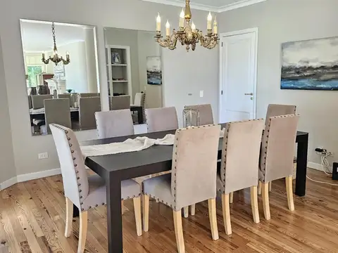 Casa 8 ambientes con 4 baños