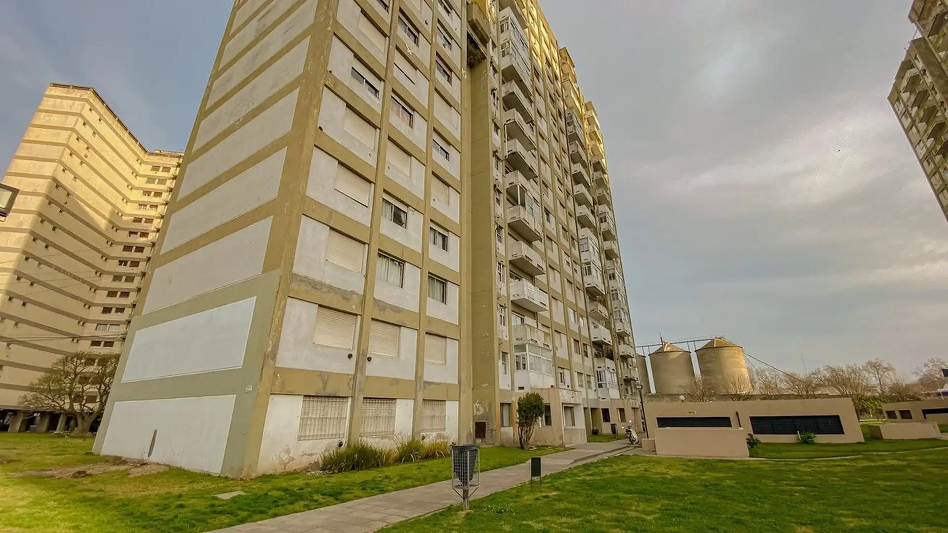 Venta departamento 5 amb barrio Sarmiento cochera