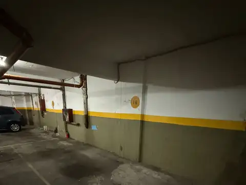 EXCELENTE COCHERA CUBIERTA.