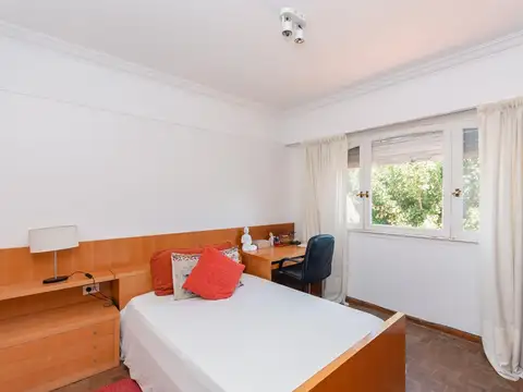 Casa 8 ambientes con 2 baños