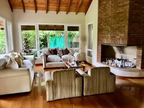 Casa en Venta con 2 cocheras