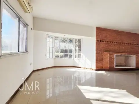 Casa en venta 7 amb. 4 dormitorios. Terreno de 1092 m2. escritorio. Los Alcanfores. Pilar