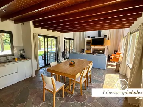 Casa en Venta con 3 cocheras