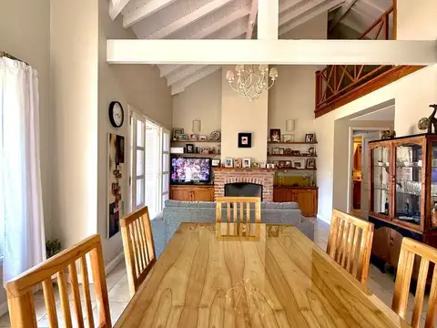 Casa en Venta con 3 cocheras