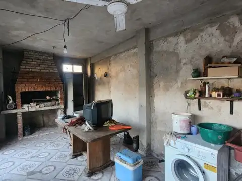 Casa 4 ambientes con 2 baños